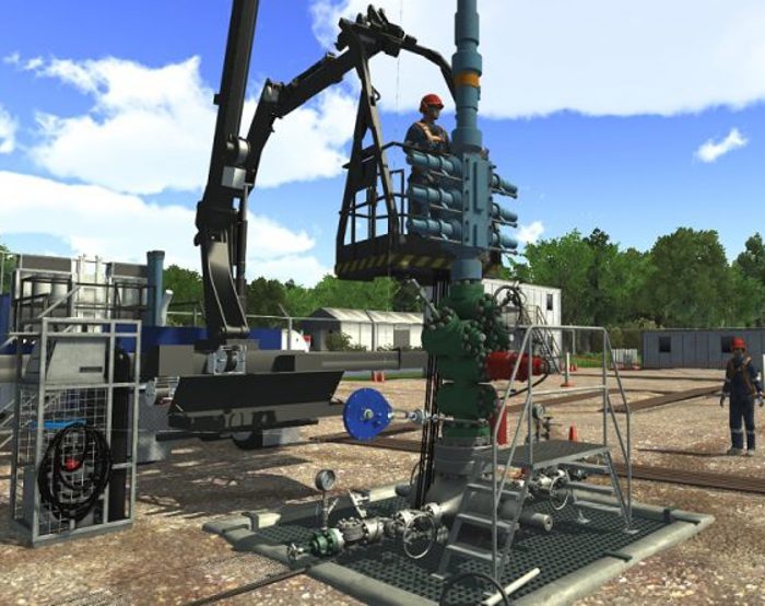 Trabajadores manejan maquinaria en un polígono industrial al aire libre con diversos equipos y estructuras, rodeado de árboles bajo un cielo parcialmente nublado.